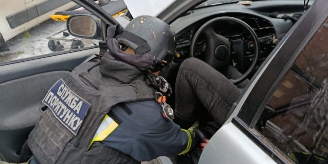 У Слов'янську рятувальники деблокували з понівеченого у ДТП автомобіля травмовану жінку (фото)