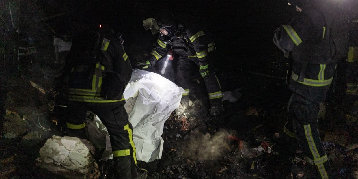 У Краматорську рятувальники вилучили з-під завалів будинку тіло 8-річного хлопчика (фото)