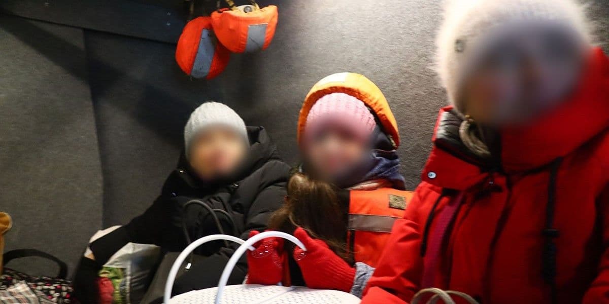 Ще 3 дітей та 2 котів евакуювали "білі янголи" з прифронтової Дружківки (фото, відео)