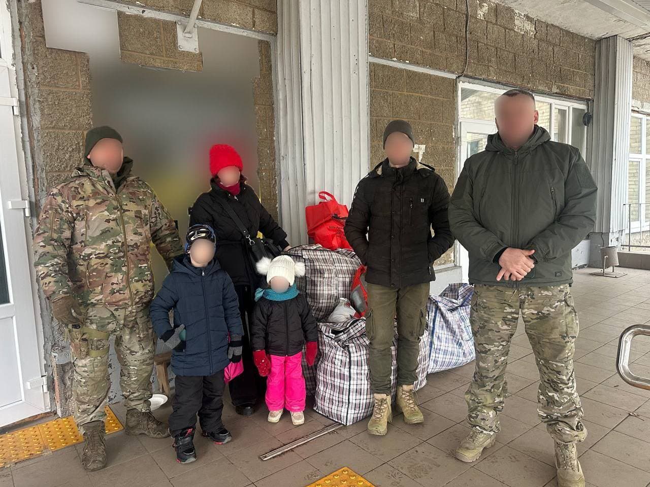 З Дружківки рятувальники ДСНС допомогли евакуюватися ще понад сорока родинам, у яких виховуються 45 дітей