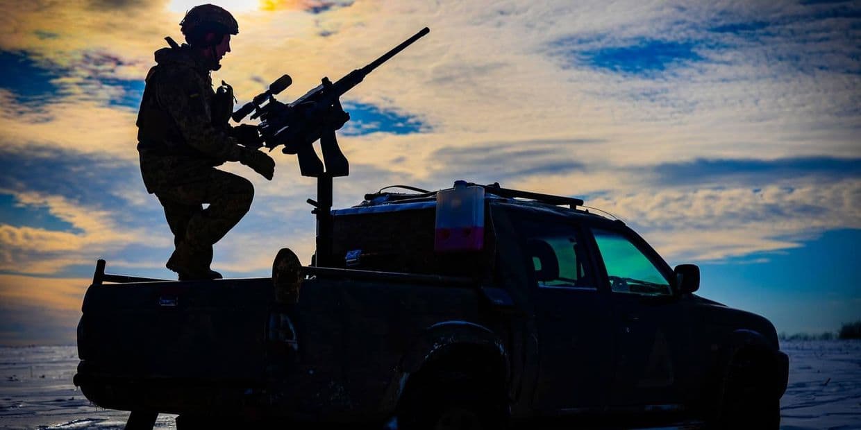 Український захисник із кулеметом. Фото: 22 ОМБр