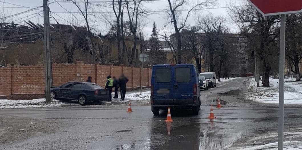 ДТП у Краматорську: Skoda в'їхала в електроопору (фото)