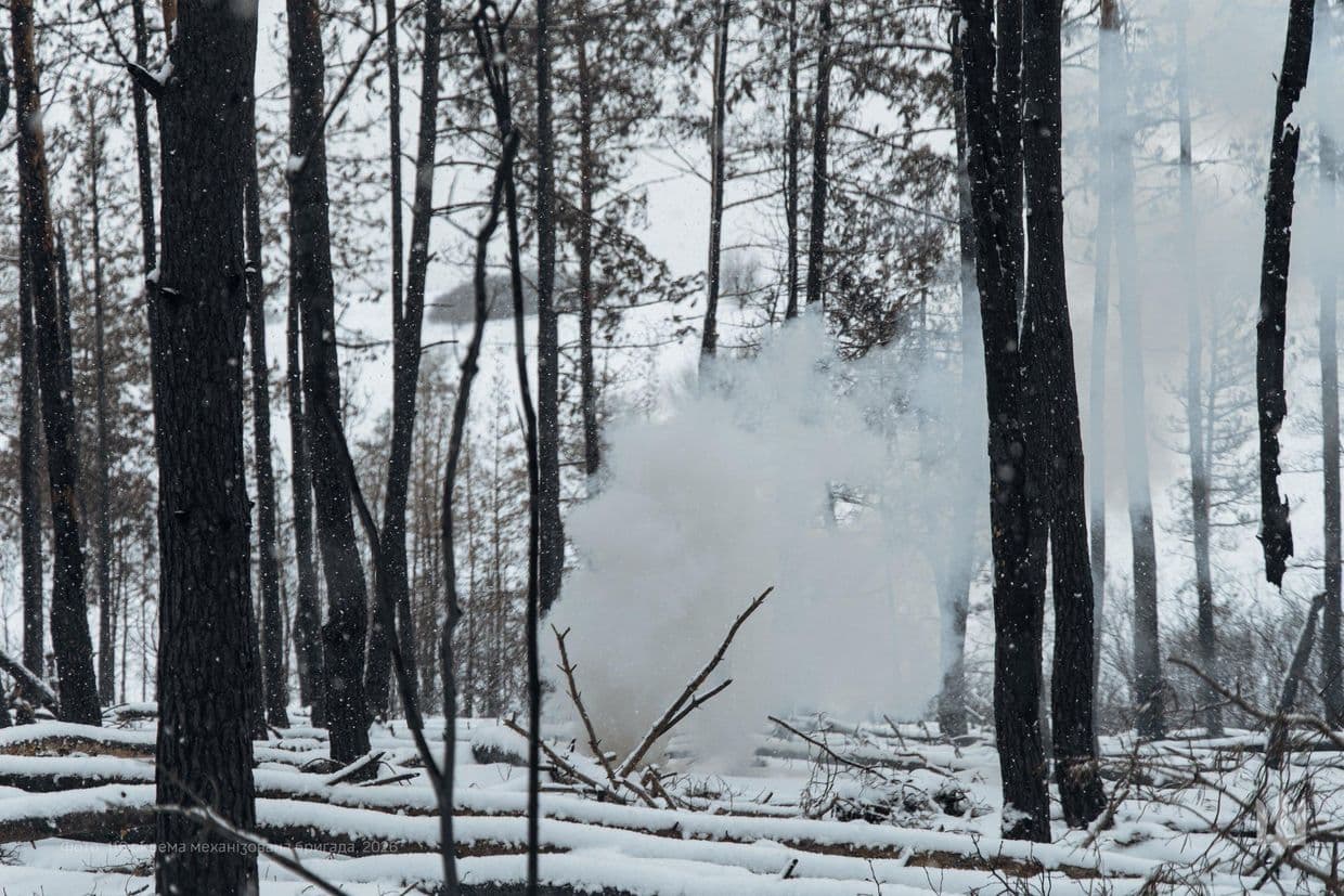 <em>Фото: 116 Окрема механізована бригада. Дим від пострілу ЗСУ. </em>