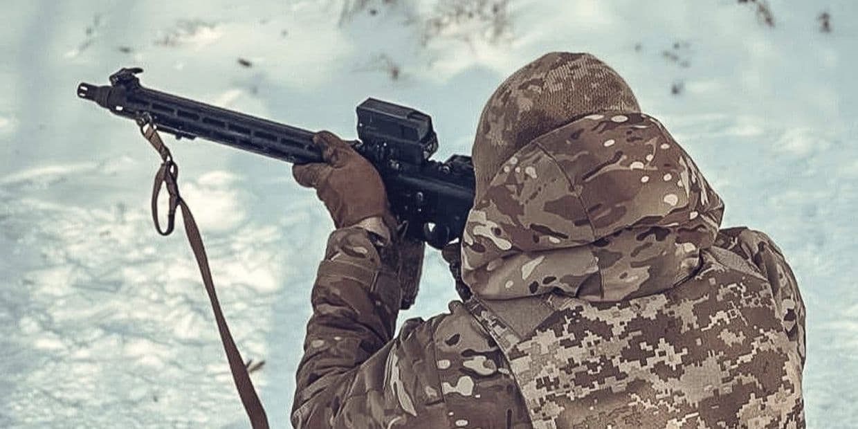 Украинский защитник с автоматом. Фото: 6-й батальон 113-й отдельной бригады Сил территориальной обороны ВСУ