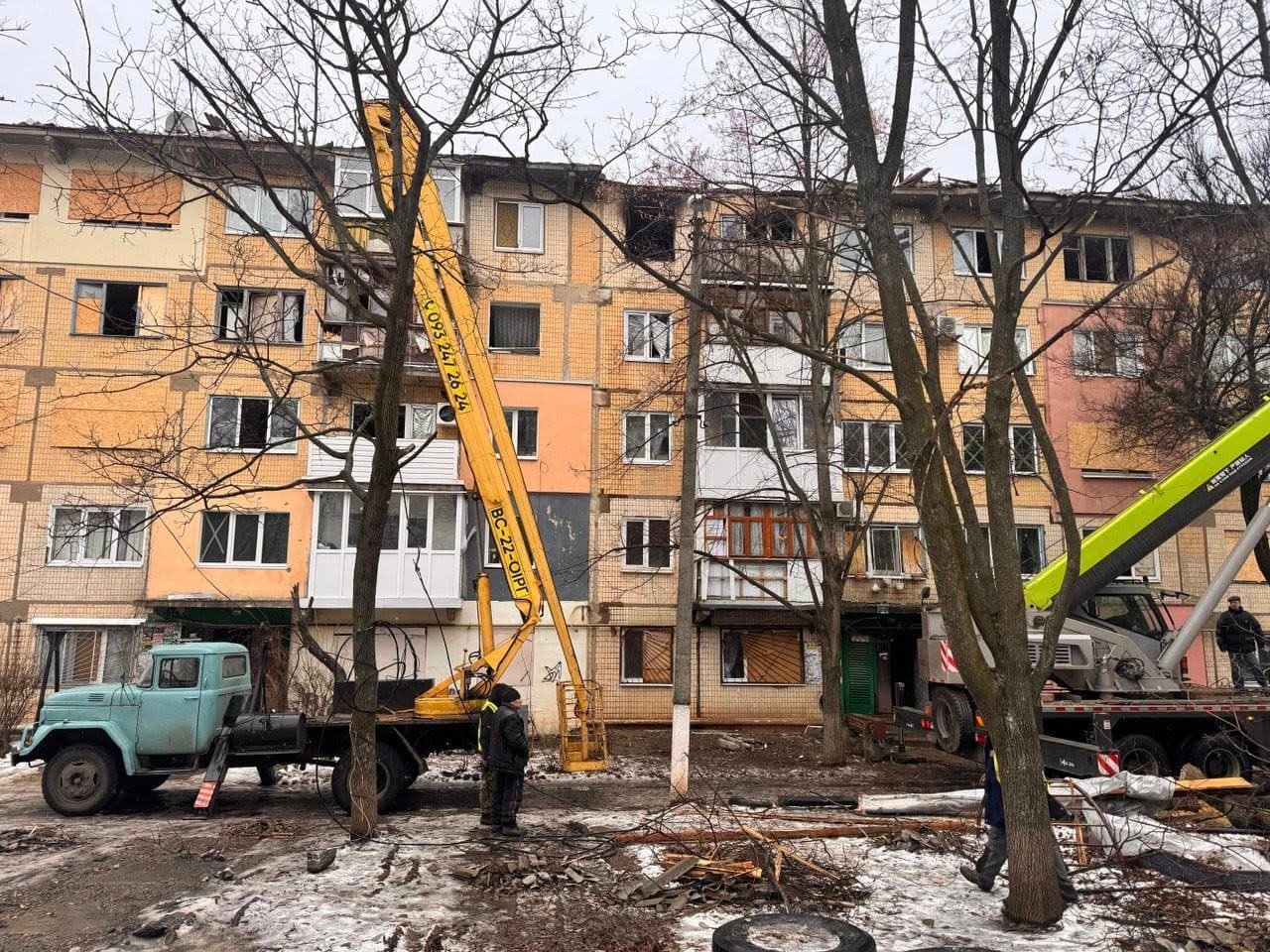 У Краматорську долю пошкодженого дроном під'їзду визначать після додаткового обстеження (фото)