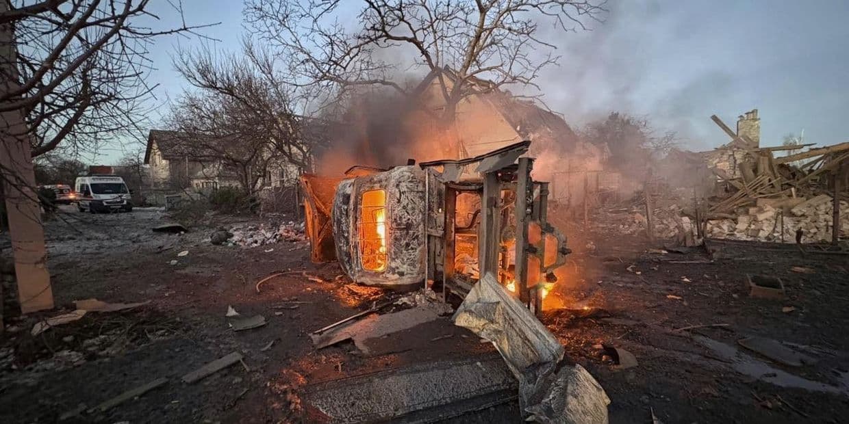 Під час уранішньої атаки на Слов'янськ росіяни пошкодили близько 40 будинків: виникла пожежа (фото)