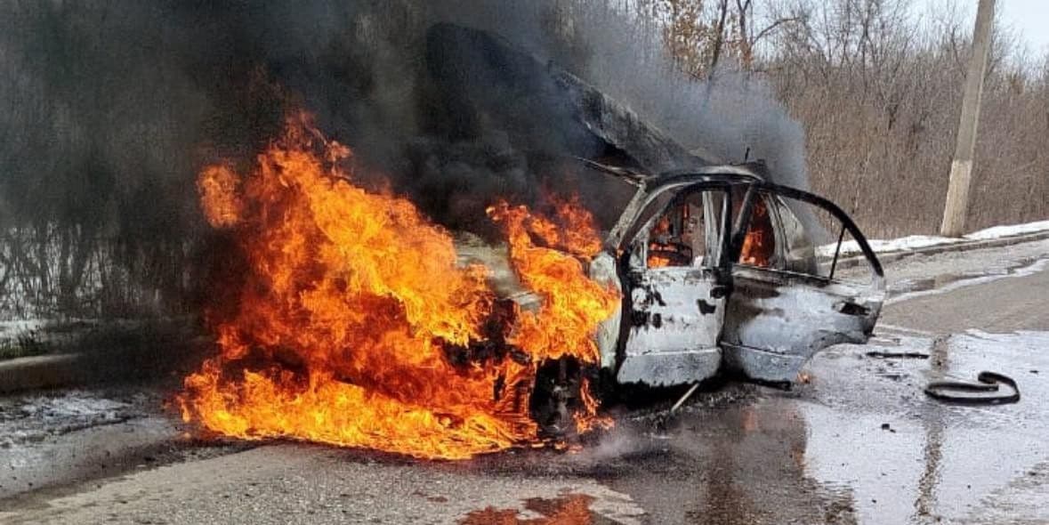 У Слов'янську російські дрони знищили автівку та пошкодили будинок