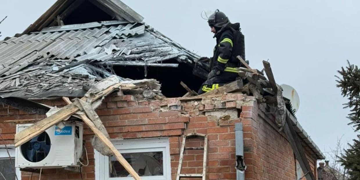 У Слов'янську горів приватний будинок, а в Олександрівці сміття (фото, відео)