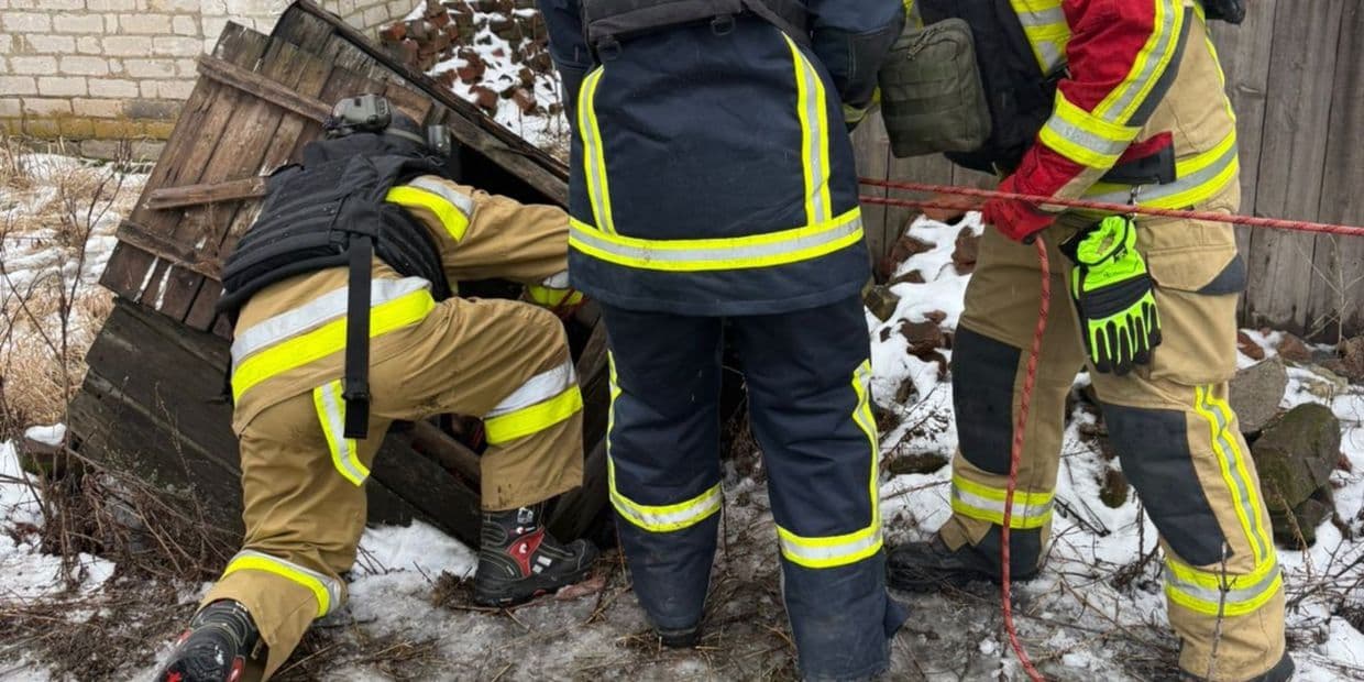 На Донеччині надзвичайники врятували жінку з 10-метрового колодязя (фото)