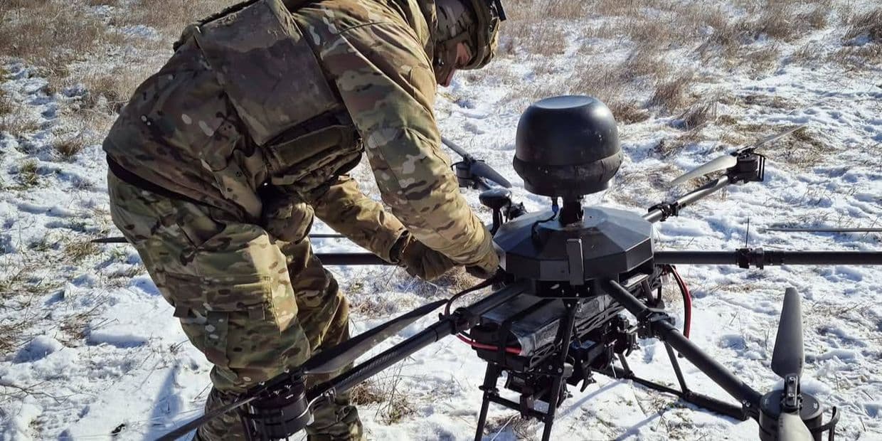 Український захисник із дроном. Фото: 15-й окремий полк підтримки