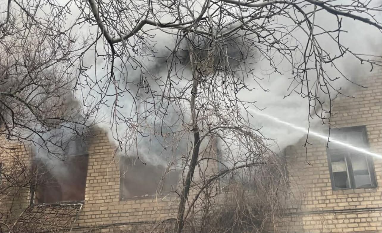 <em>У місті Дружківка надзвичайники врятували жінку та чоловіка на пожежі. Фото: ДСНС</em>