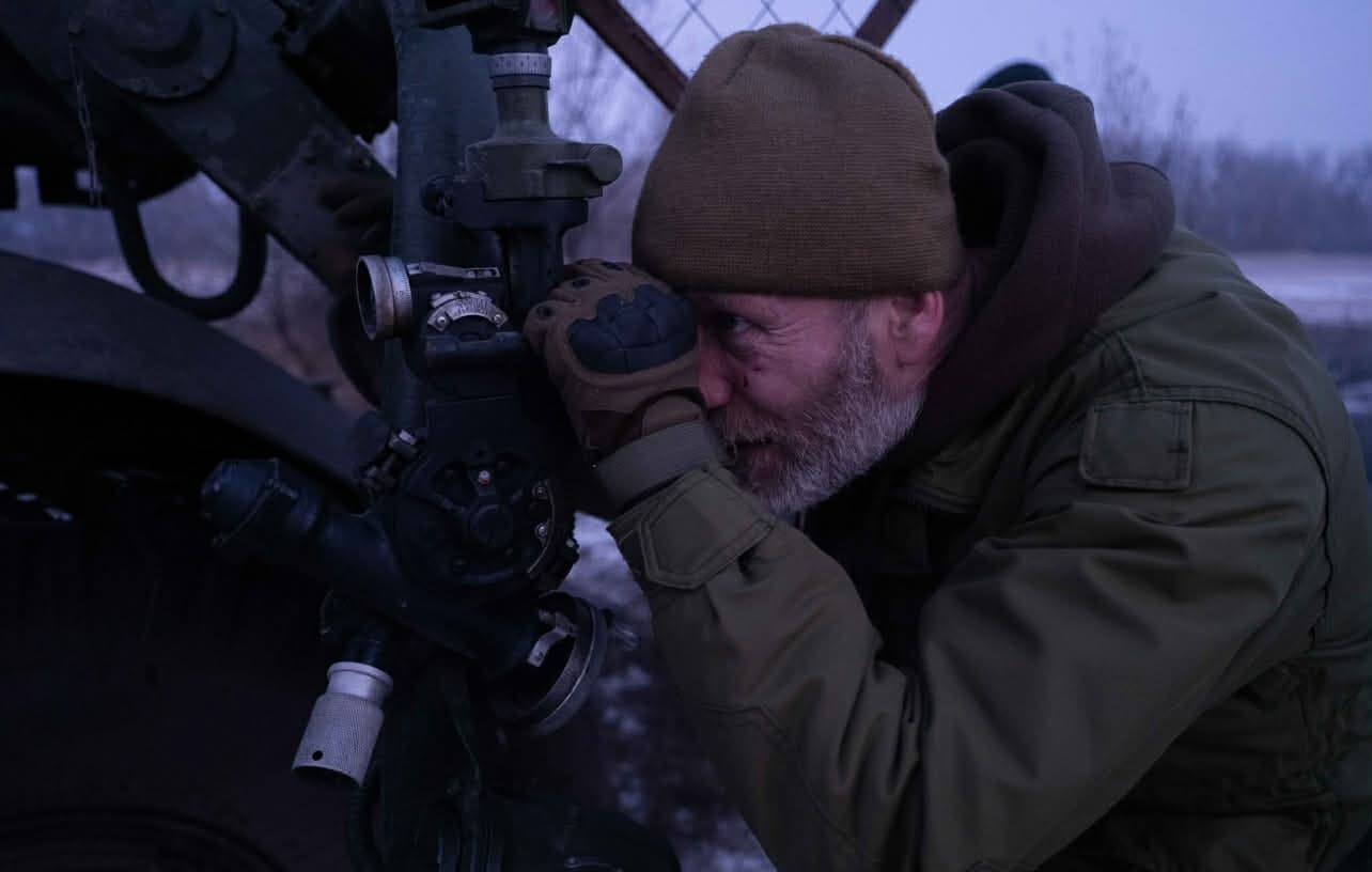 <em>Фото: 93 ОМБР «Холодный Яр». Военнослужащий ВСУ ведет наблюдение. </em>