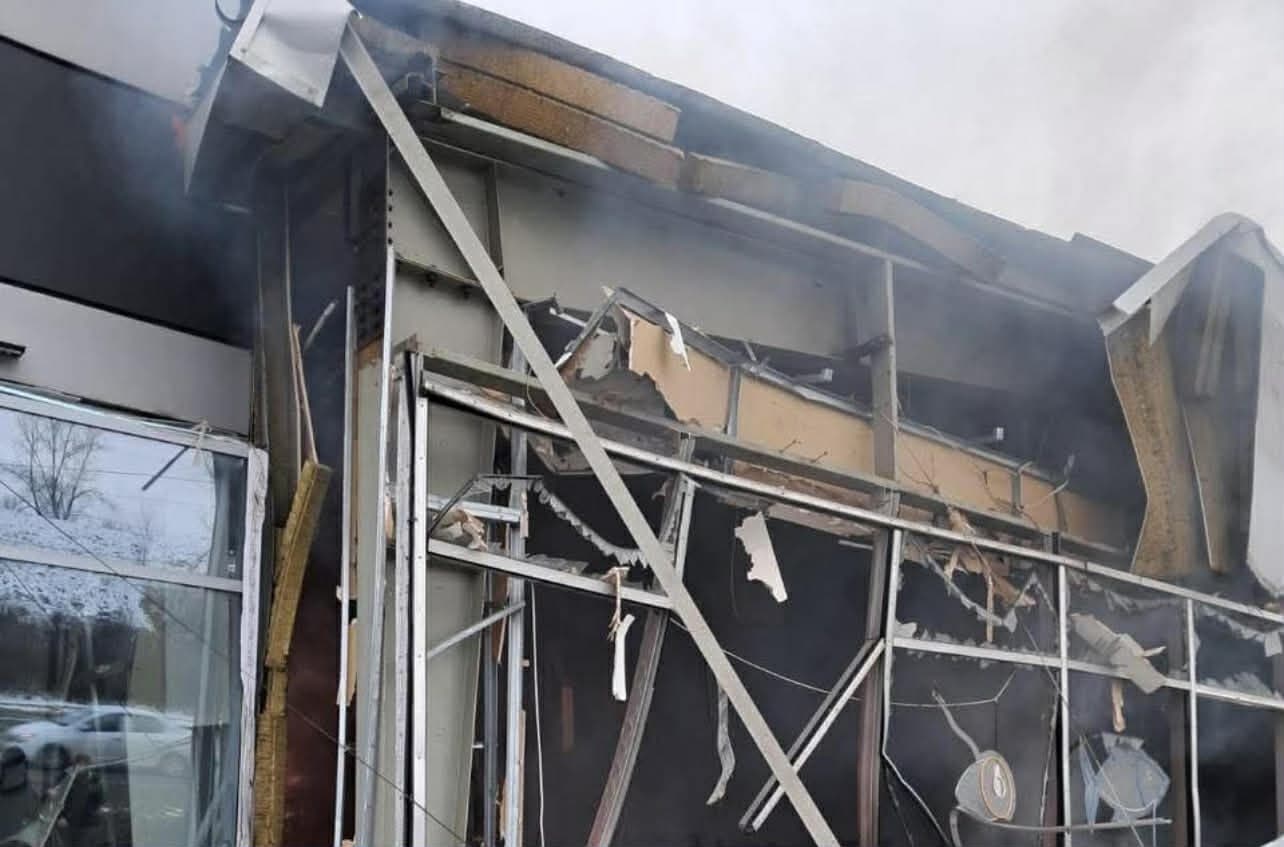 <em>В Краматорске российский беспилотник попал рядом с магазином: ранен мужчина. Фото: МВА</em>