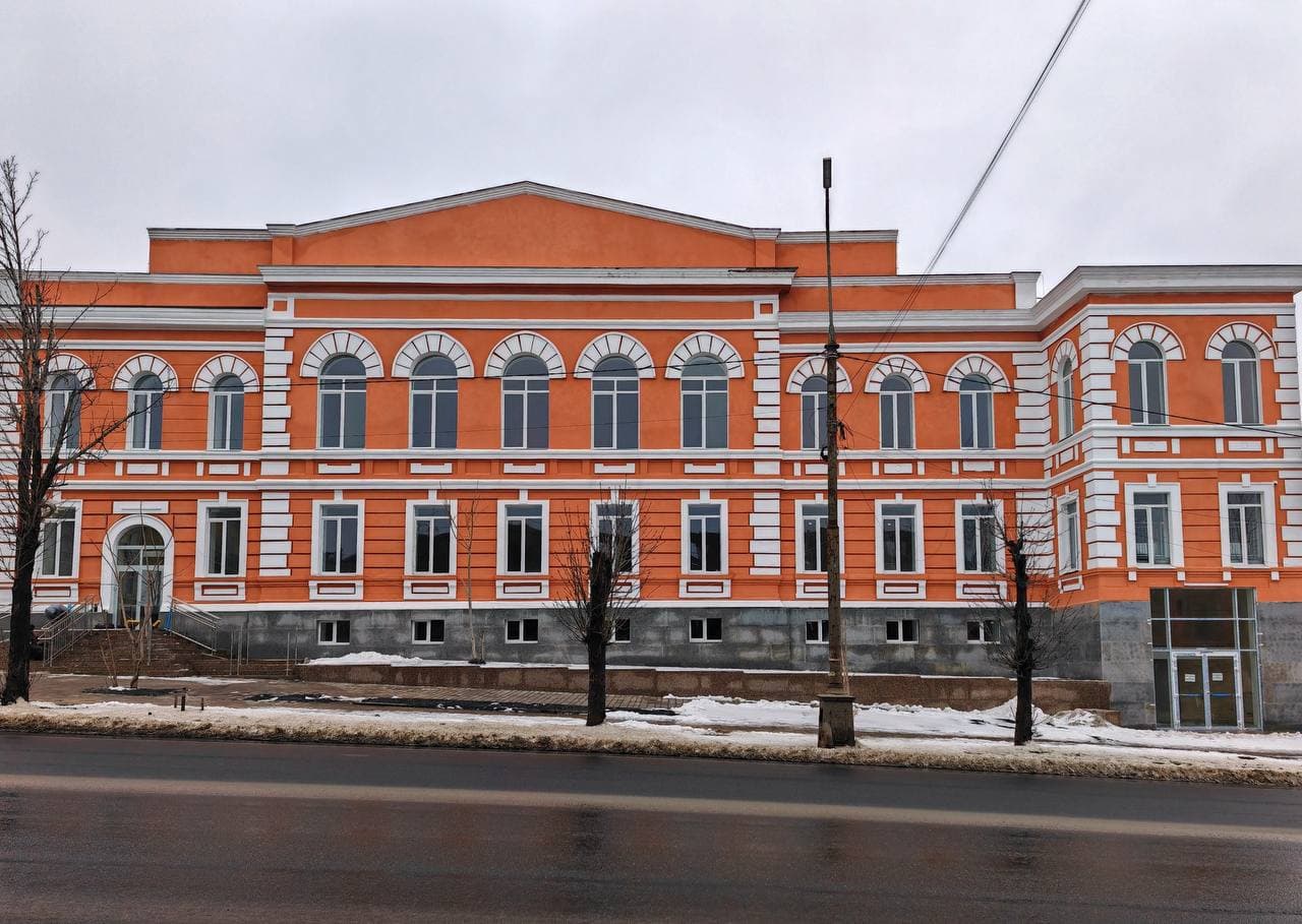 <em>В оккупированном Мариуполе начал трескаться фасад здания бывшей библиотеки имени Короленко. Фото: горсовета</em>