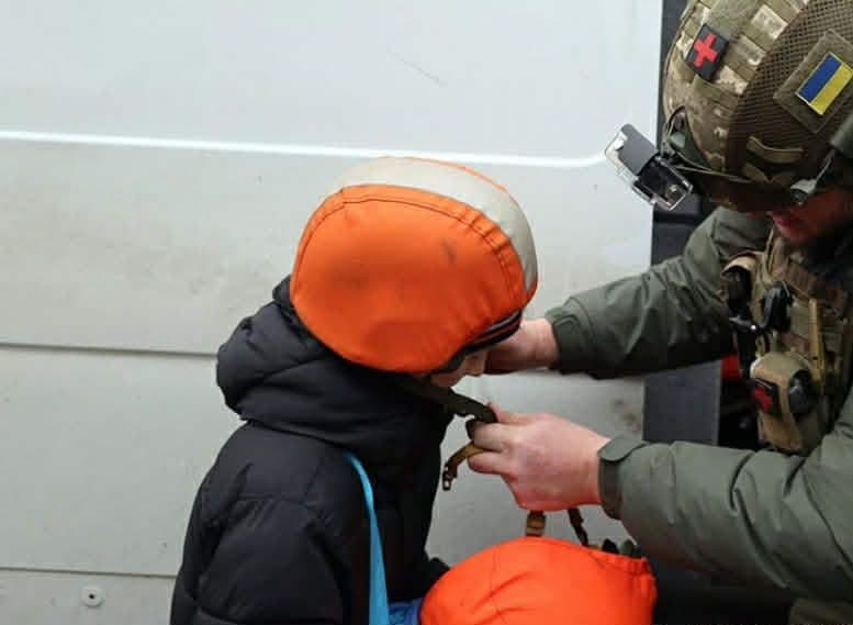 Хотіли завезти дитину таксі в коробці: у поліції розповіли про спроби родин з дітьми повернутися у фронтові населені пункти на Донеччині