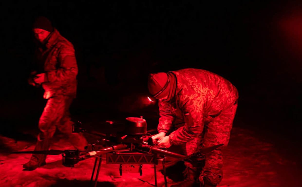 <em>Украинские военные и дрон. Фото: 56 отдельная мотопехотная Мариупольская бригада</em>