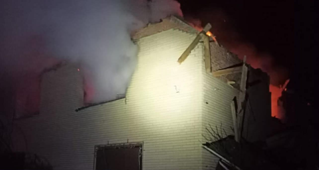 <em>Фото: ГСЧС. В Краматорской общине в результате обстрела горел дом</em>