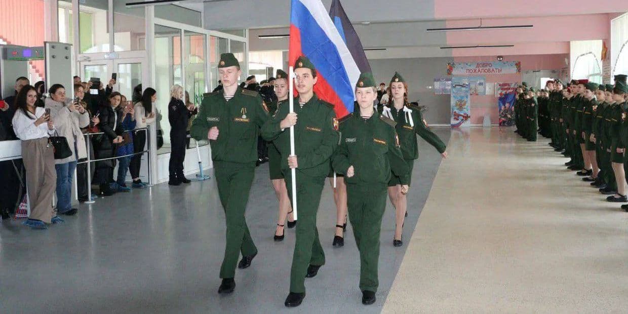 Загарбники посилюють "перевиховання" маріупольських дітей, які залишилися в окупації