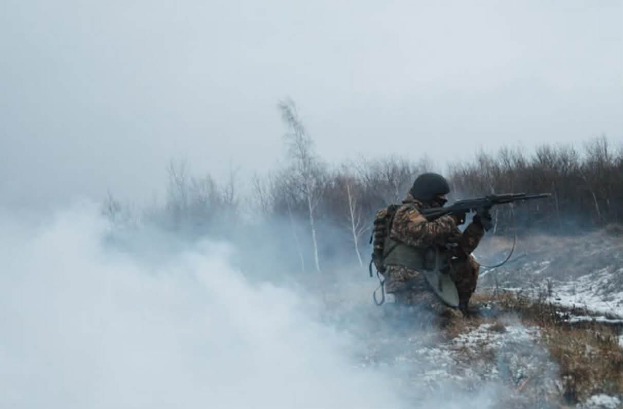 <em>Військова частина 3115 Національної гвардії України. Український військовий зі зброєю.</em>