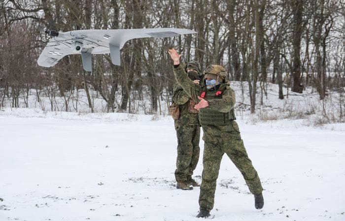 Бойцы российской оккупационной армии запускают БпЛА. Фото из открытых источников