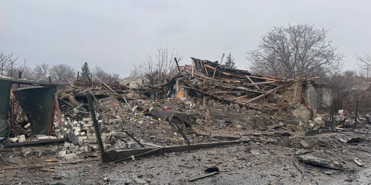 Уночі Краматорськ зазанав російських авіаційних ударів: поранено жінку (фото)