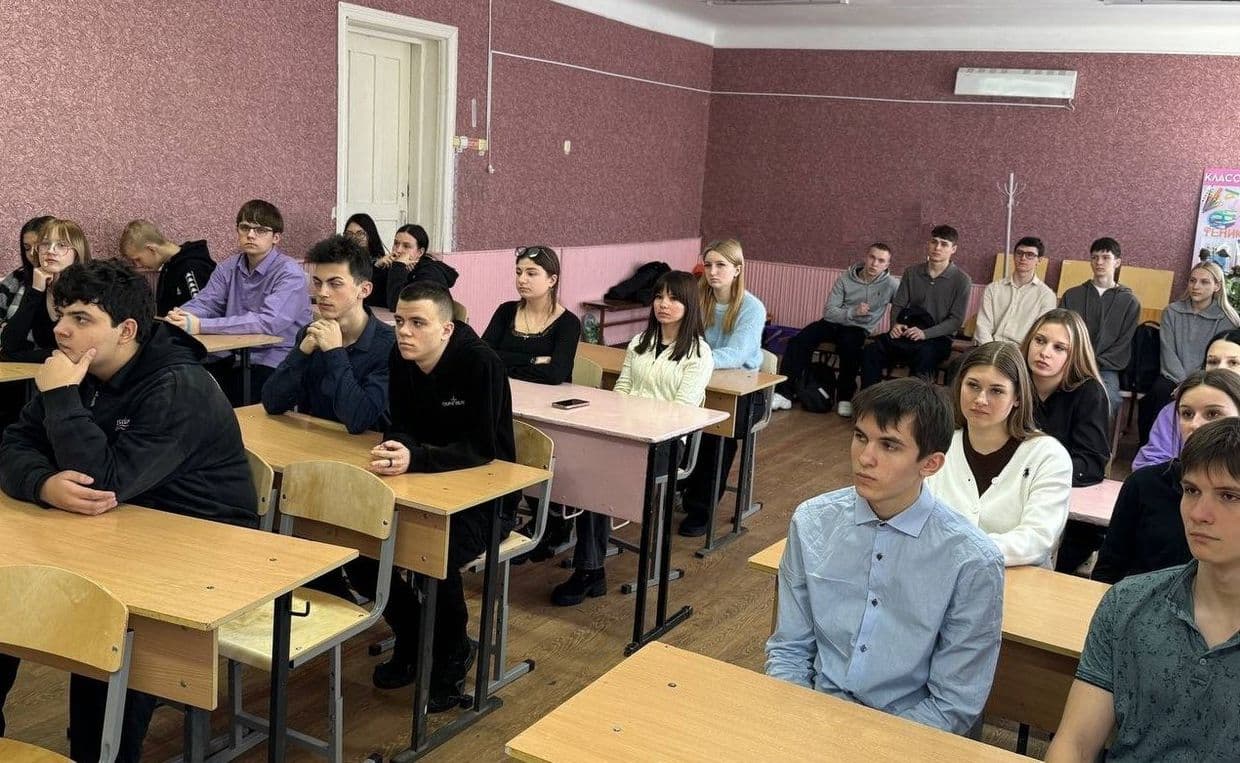 Школярі окупованого Лутугиного. Фото з відкритих джерел