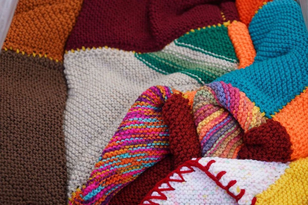 Теплые вещи от благотворителей получили луганчане, проживающие в модульном городке в Днепре, 11 февраля 2026 года. Фото: Facebook/Алексей Харченко