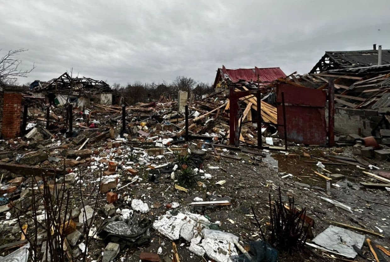 Росіяни поцілили по будинку в Краматорську: 3 братів загинули, їхні мама та бабуся поранені (фото)