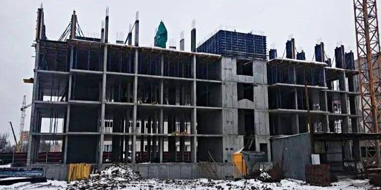 Окупанти в Маріуполі продовжують змінювати юридичні адреси знесених будинків і зводять іпотечне житло