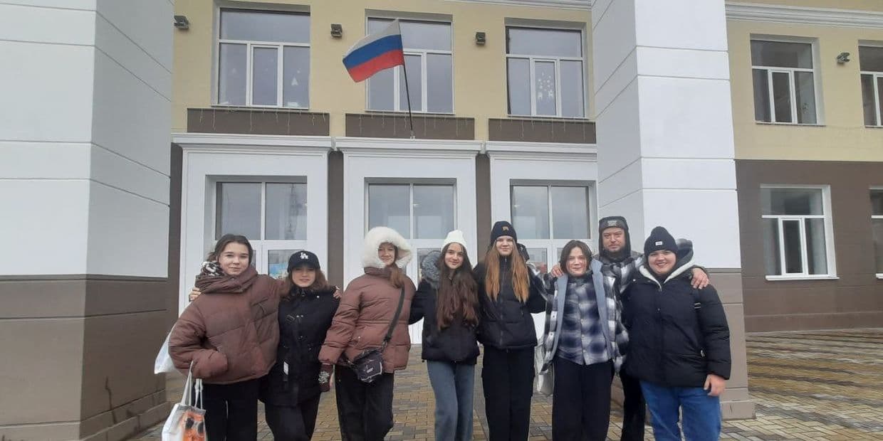 Школьники оккупированного Рубежного. Фото из открытых источников