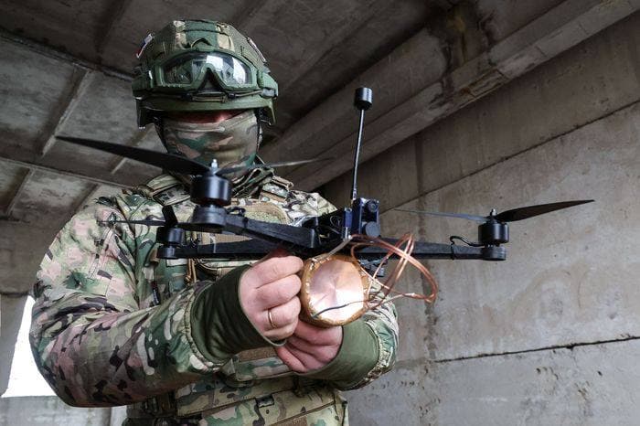 Боєць російської окупаційної армії з дроном. Фото з відкритих джерел