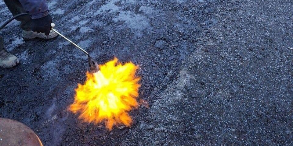 Жители оккупированного россиянами Луганска самостоятельно ремонтируют дорогу (фото)