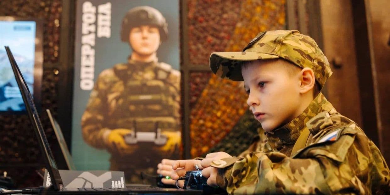 Хлопчик вчиться керувати БпЛА. Фото з відкритих джерел