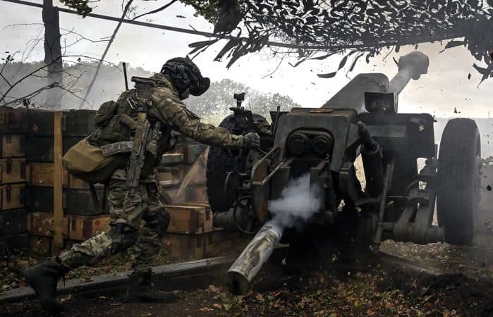 Стреляет пушка российской оккупационной армии. Фото из открытых источников