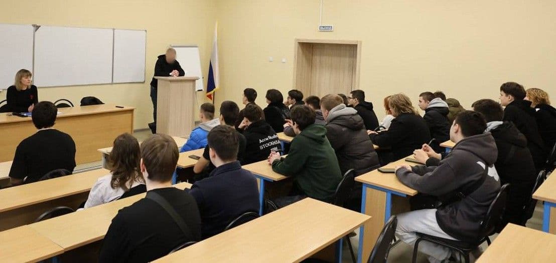 В окупованому Маріуполі триває вербування студентів до російської армії (фото)