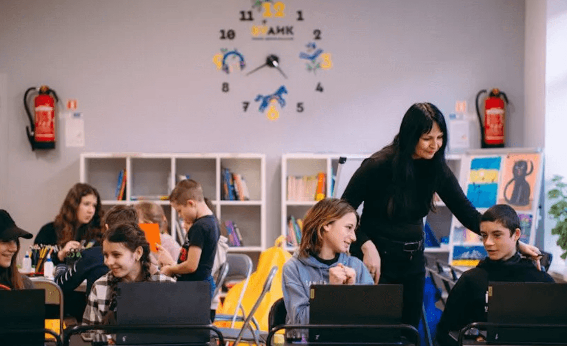 <em>Діти ВПО з Новодонецької громади мають доступ до цифрових освітніх центрів на Харківщині. Фото: сайт благодійного фонду savED</em>