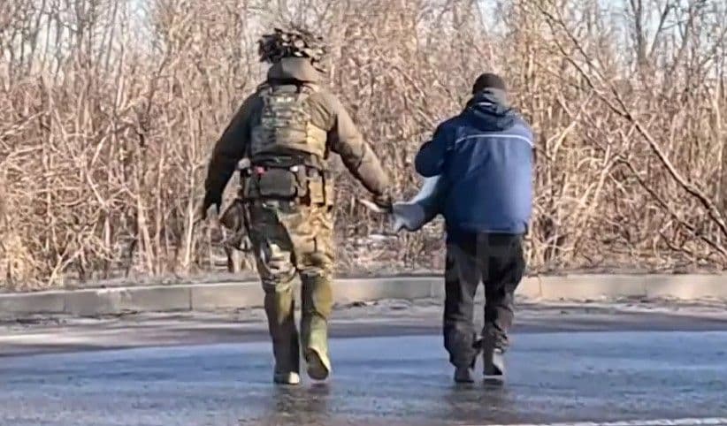 На Донеччині патрульні допомогли врятувати зайця з пастки (відео)