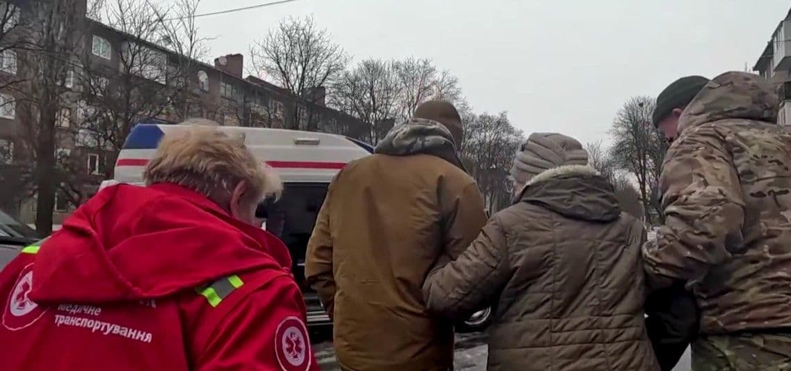 "Белые ангелы" эвакуировали из Дружковки 2 маломобильных женщин, нуждавшихся в медицинской помощи (видео)