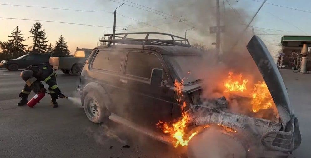 У ДСНС показали, як гасили автівки після вчорашньої атаки на Краматорськ (відео)