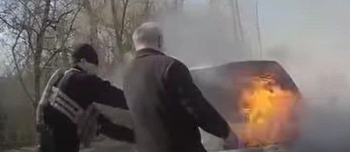 В Краматорске патрульные и неравнодушные граждане гасили горящую машину (видео)