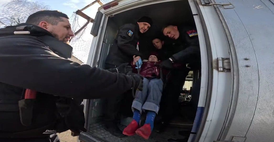 В течение недели спасатели эвакуировали из прифронтовой Дружковки 28 человек, в том числе маломобильных (видео)