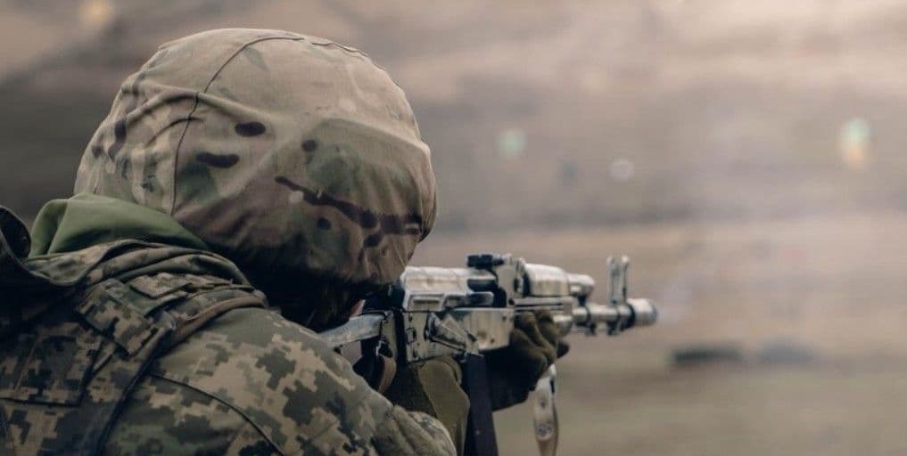 Український захисник з автоматом. Фото: 7-й корпус швидкого реагування Десантно-штурмових військ Збройних Сил України