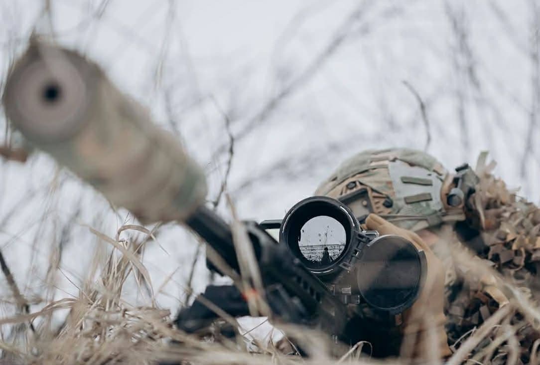 <em>фото: 68 овбрім. Олекси Довбуша, 2026. Український військовий зі зброєю</em>