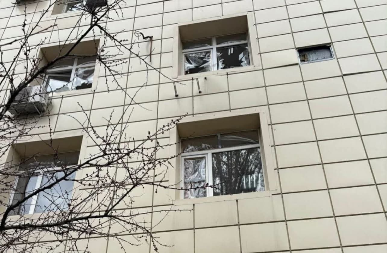 Росіяни вдарили КАБами по центральній частині Словʼянська: пошкоджено єдиний на Донеччині пологовий будинок