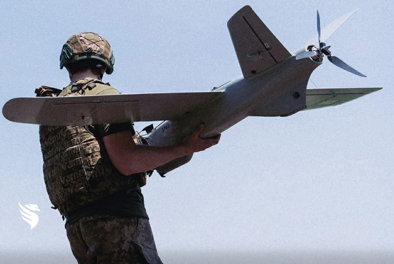 <em>Фото: <a href="https://www.facebook.com/PhoenixDPSU/posts/%D0%B4%D1%80%D1%83%D0%B3%D0%B0-%D0%BF%D0%BE%D0%BB%D0%BE%D0%B2%D0%B8%D0%BD%D0%B0-%D0%B1%D0%B5%D1%80%D0%B5%D0%B7%D0%BD%D1%8F-%D0%B2-%D1%83%D0%BA%D1%80%D0%B0%D1%97%D0%BD%D1%96-%D0%B2%D1%96%D0%B4%D0%B7%D0%BD%D0%B0%D1%87%D0%B5%D0%BD%D0%B0-%D1%8F%D0%BA-%D0%BF%D0%B5%D1%80%D1%96%D0%BE%D0%B4-%D0%BA%D0%BE%D0%BB%D0%B8-%D0%BB%D0%B5%D0%BB%D0%B5%D0%BA%D0%B8-%D0%B2%D0%B5%D1%80%D1%82%D0%B0%D1%8E%D1%82%D1%8C%D1%81%D1%8F-%D0%B7-%D0%B4/122327308598220815/">Фенікс</a>. Український військовий і дрон</em>