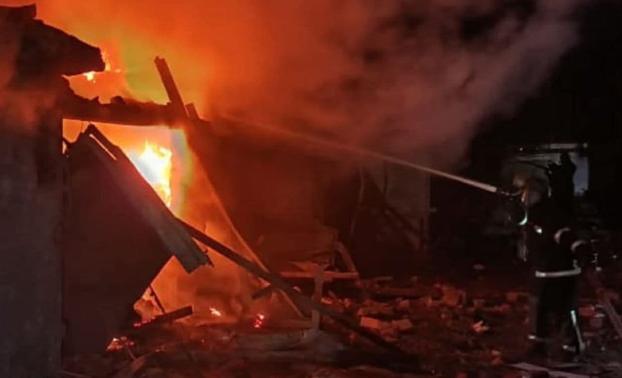 <em>фото: ДСНС. У Слов’янській громаді надзвичайники ліквідували наслідки ворожих обстрілів</em>