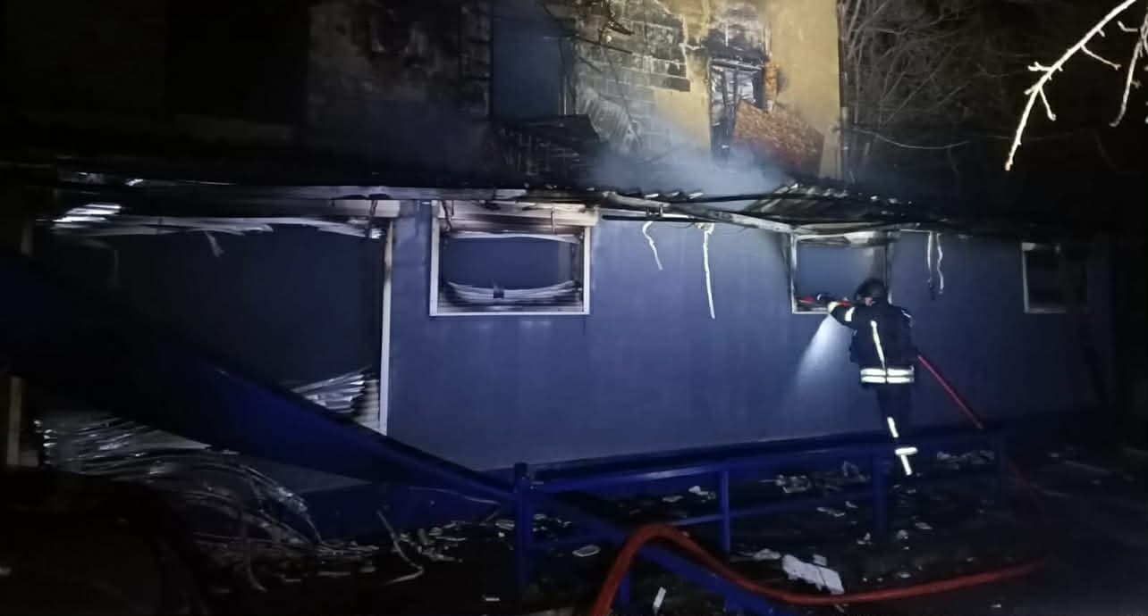 Надзвичайники ліквідували пожежу після удару ворожого БпЛА у прибудову чотирьохповерхового будинку в Краматорську