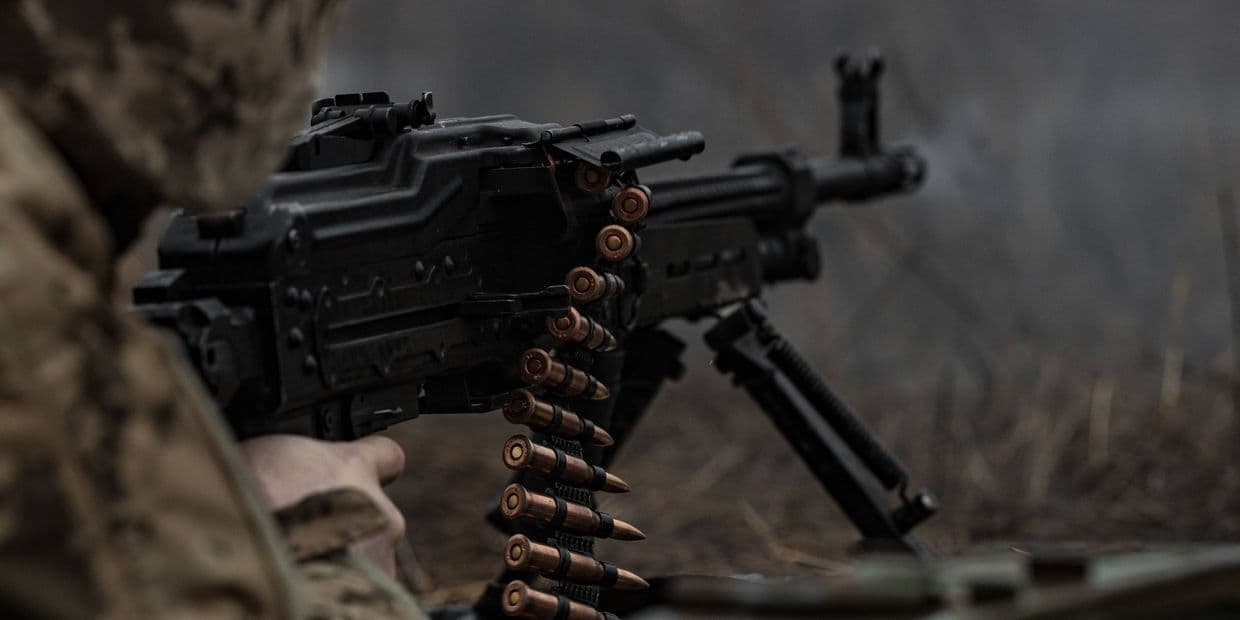 Стреляет пулеметчик. Фото: 92 ОШБр