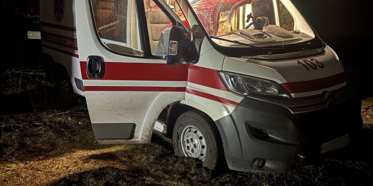 У Краматорську рятувальники витягли "швидку", що застрягла, прямуючи на виклик (фото)