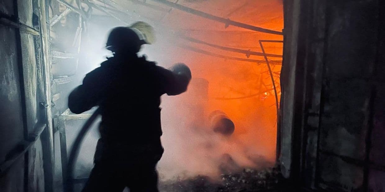 Унаслідок російських обстрілів Слов'янська та Дружківки палали гаражі, підприємство та житловий будинок (фото, відео)